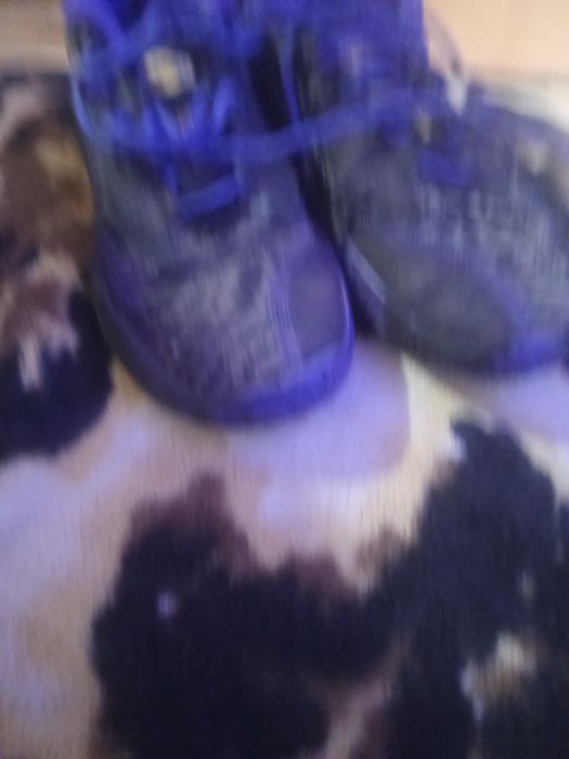 Vând adidași de baschet