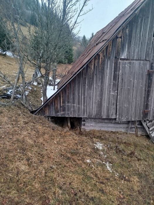 Vând șură din lemn
