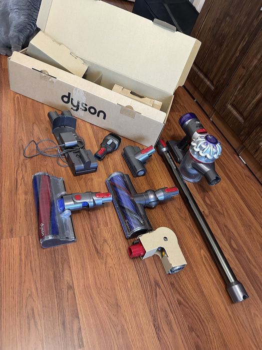 Пылесос dyson V 8 Absolute