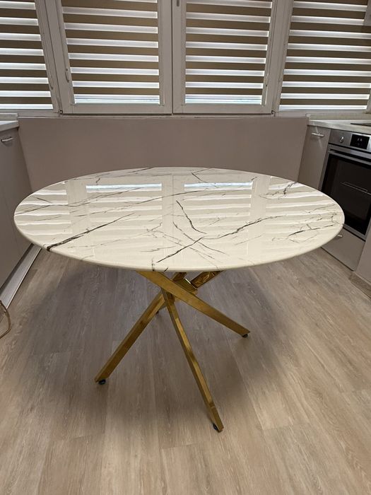 Кръгла маса ,трапезна