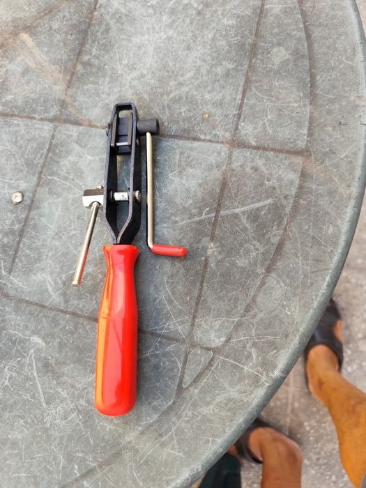 Инструмент за поставяне скоби на карета