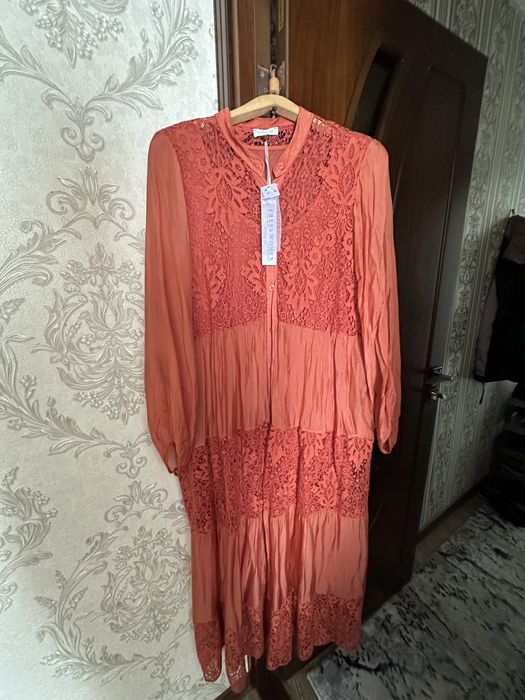 Платье красивое.