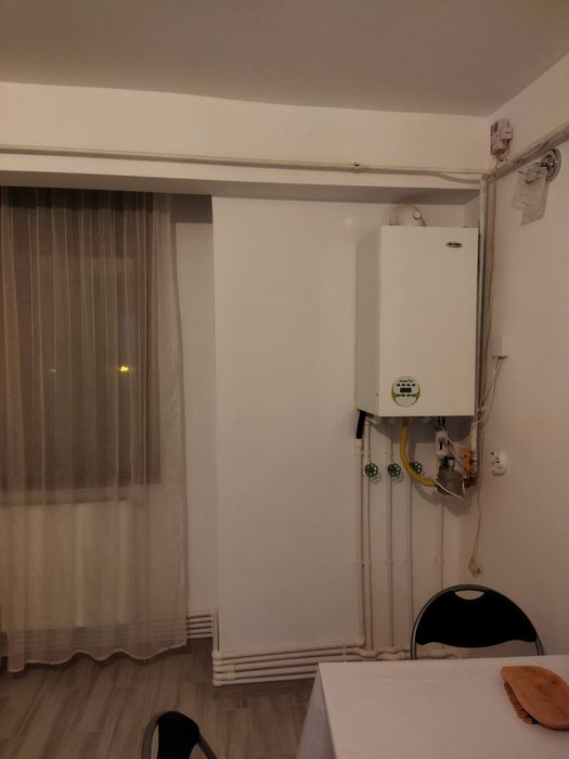 Inchiriez apartament cu 2 camere decomandat în micro 21