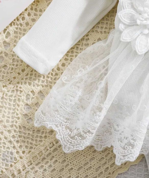 Нежна бяла бебешка рокличка 0–3 месеца – НОВА