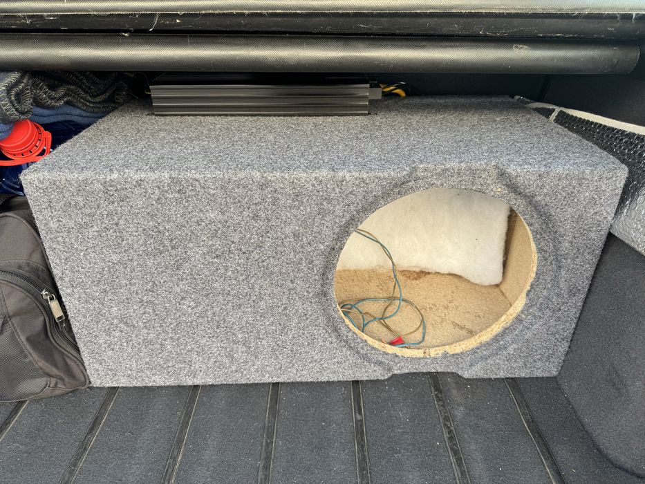 Incinta subwoofer auto - Bass Reflex