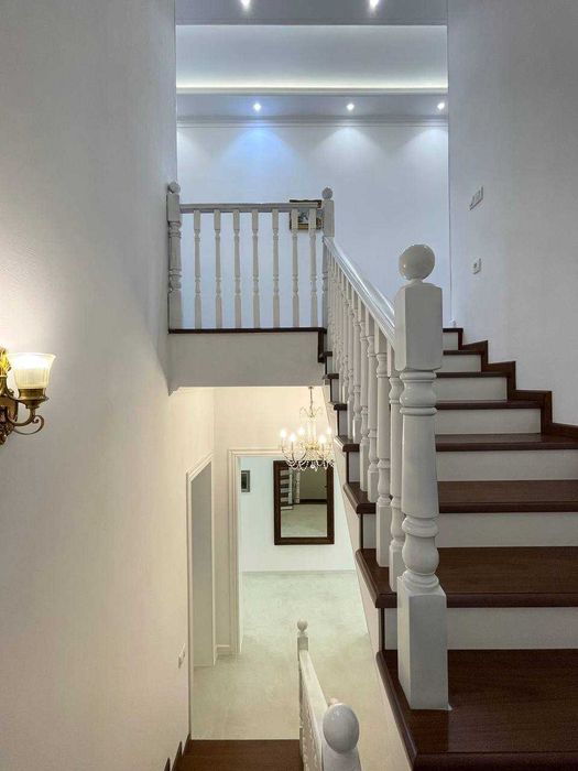 Двухэтажный отдельно стоящий дом на продажу в центре города