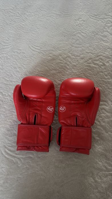 Перчатки, галоши, щитки для кикбоксинга