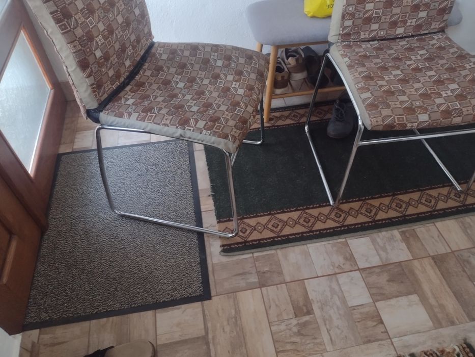 De vânzare patru scaune