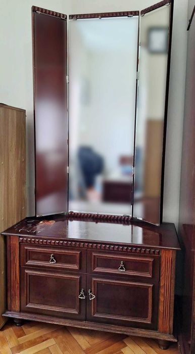 Автентична спалня с тоалетка от масивно дърво