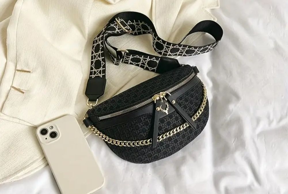 Черна чантичка със златни елементи.
Цена-16,00 евро