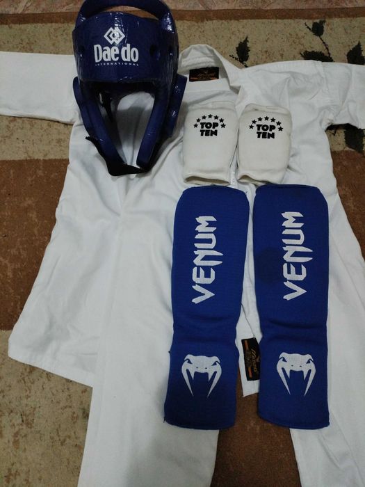 Продаю кимано каратэ и шлем оригинальний таеквондо