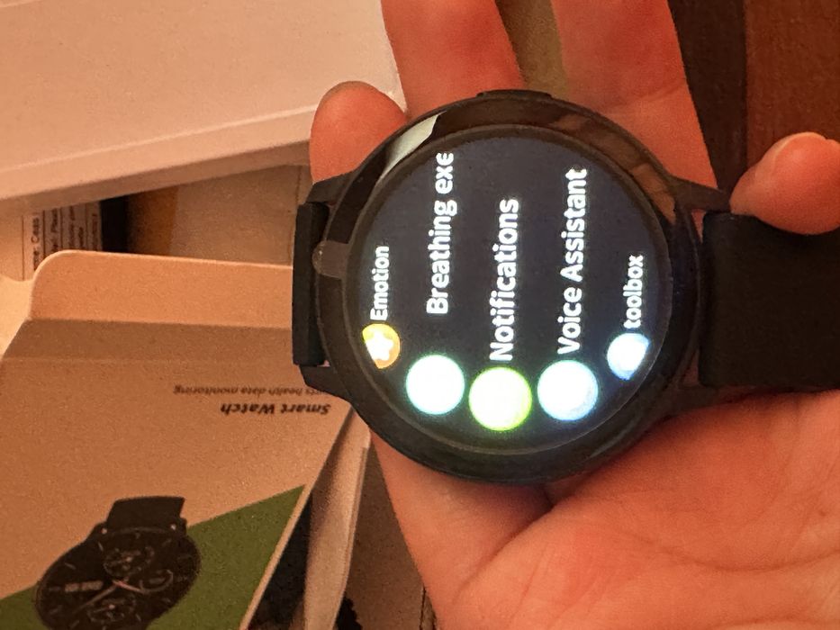 Smart watch cu cablu de încărcare