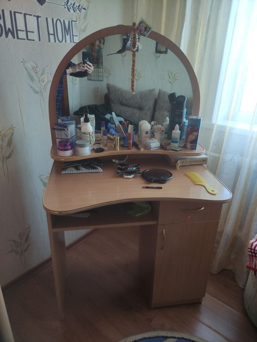Продам туалетный столик с пуфиком