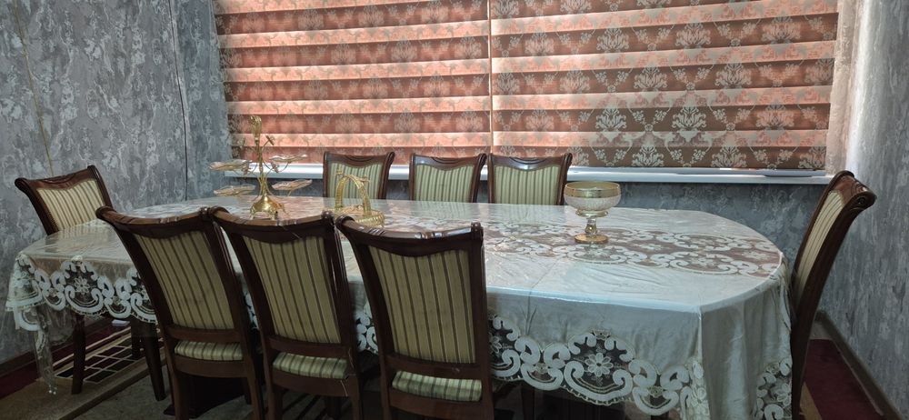 Stol va 8ta stuldan iborat nabor.