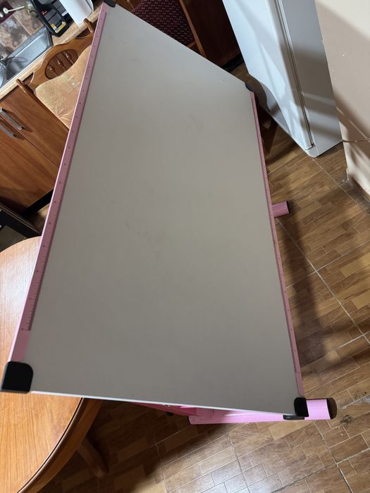 Masa de croitorie sau birou pentru desen tehnic  alb cu roz reglabila