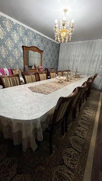 Стол и стулья+ комод+зеркало