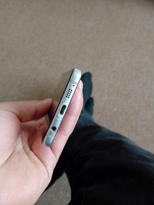 Samsung A3 .16/2 GB xolati yaxshi faqat ekran almashtirish kerak