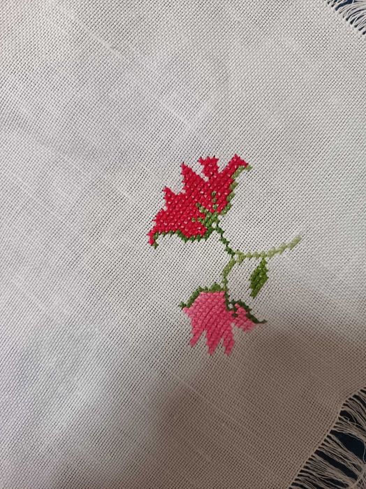 Handmade fata de masa. Noua, alb/rosu. 60/60