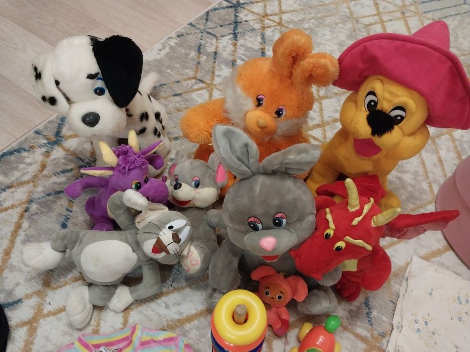 Игрушки мягкие+ вещи+ корзина!