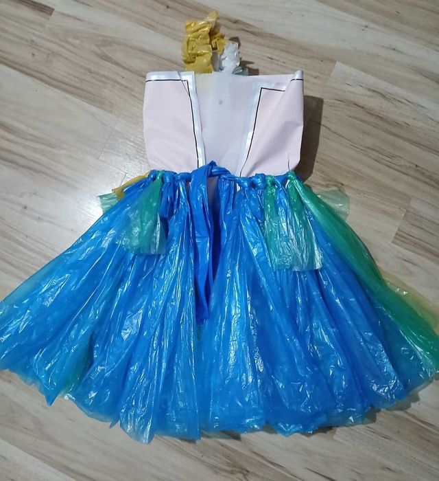 Rochie din materiale reciclabile pt fetite,mar 4-6 anii