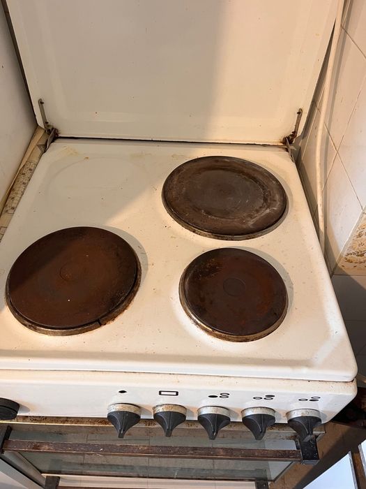 Продавам работеща готварска печка.