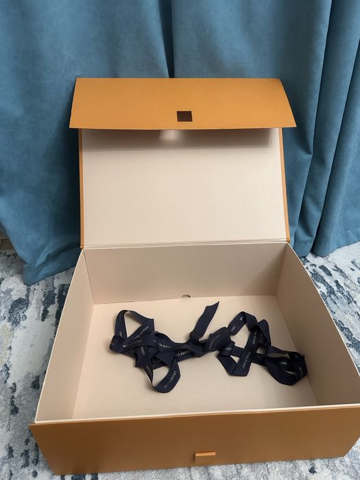 Оригинальная коробка и пекат Louis Vuitton