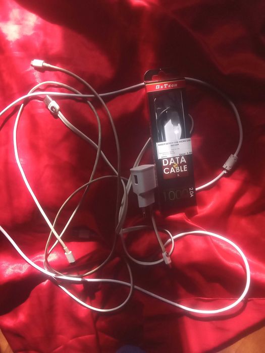 Зарядно и 5 броя кабелчета