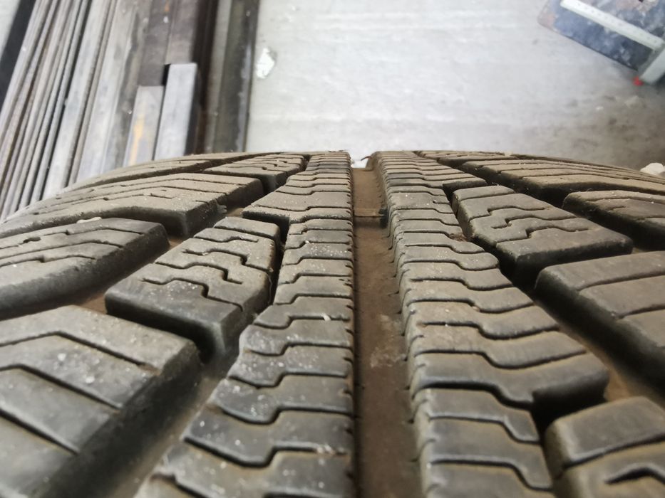 Гуми 215/55/16  .M/S Uniroyal