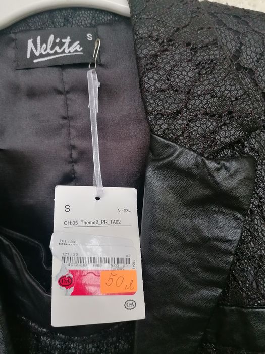 Красив костюм от дантела и кожа