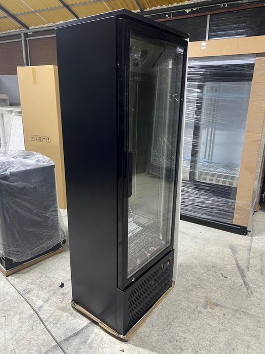 Vitrina frigorifica neagra cu racire prin ventilatie