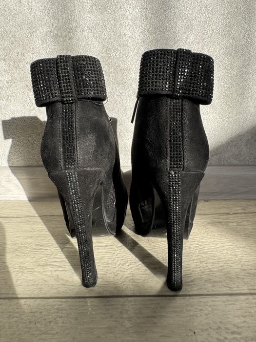 Отдам  весенние ботиночки 35 размер