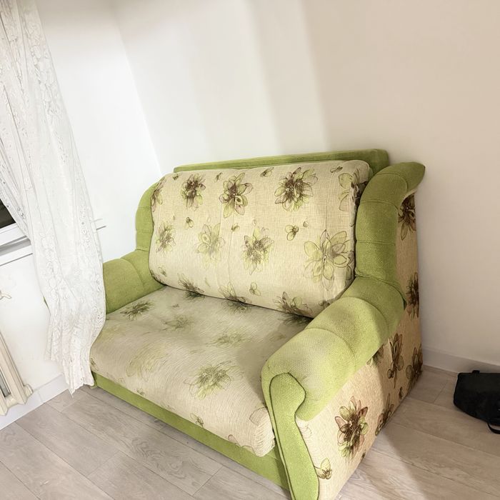 Шкафи и диван берите