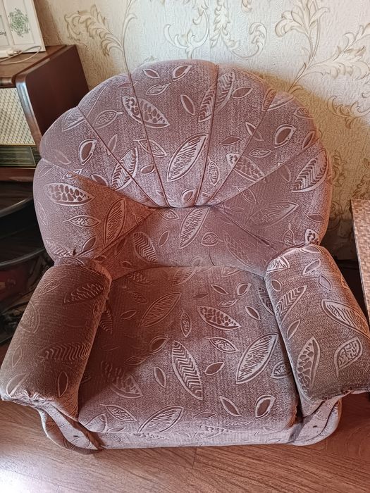 Отдам бесплатно диван и два кресла.