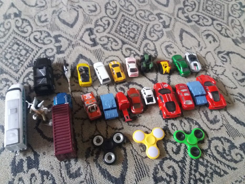 Продавам метални коли