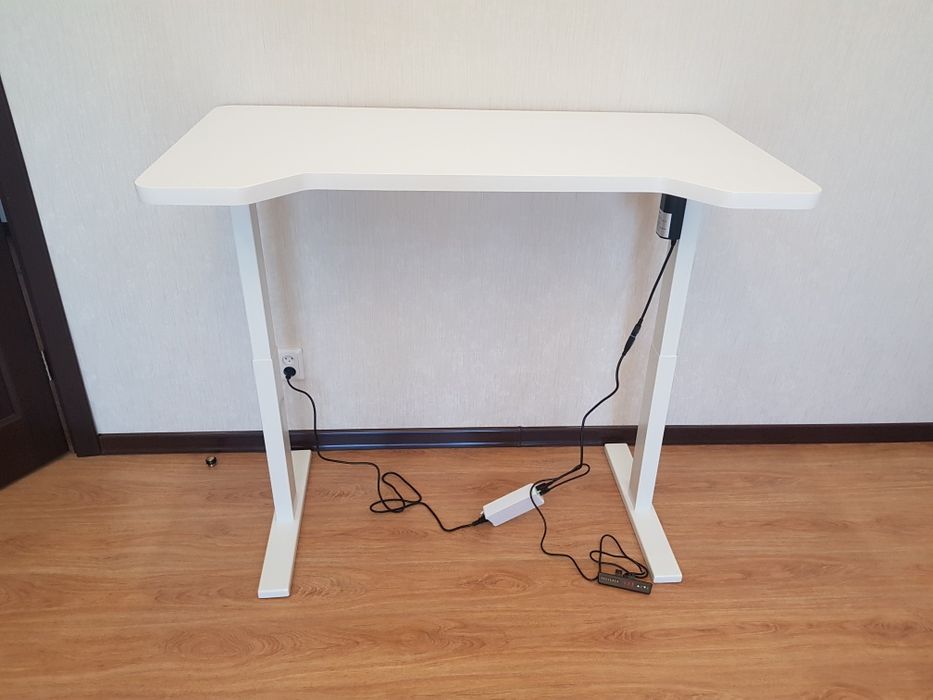 Регулируемый стол