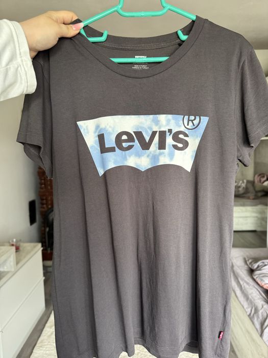 Tricou Levi’s.