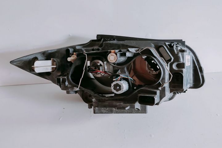 Far stanga cu cleme rupte Valeo 63117193387 BMW Seria 1 E87 seria