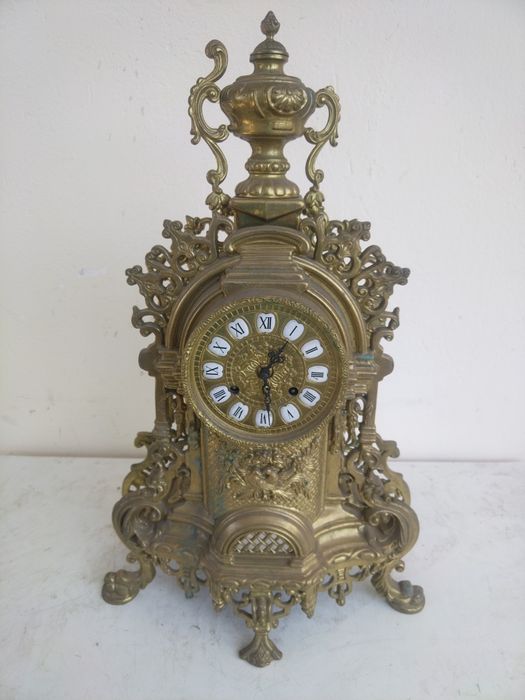 Продавам страхотен антикварен колекционерски бронзов каминен часовник.