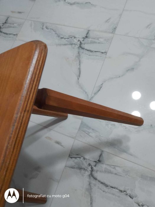 Scaune de lemn solide