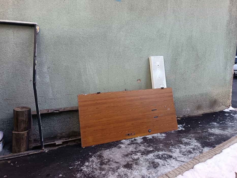 Металлический дверь