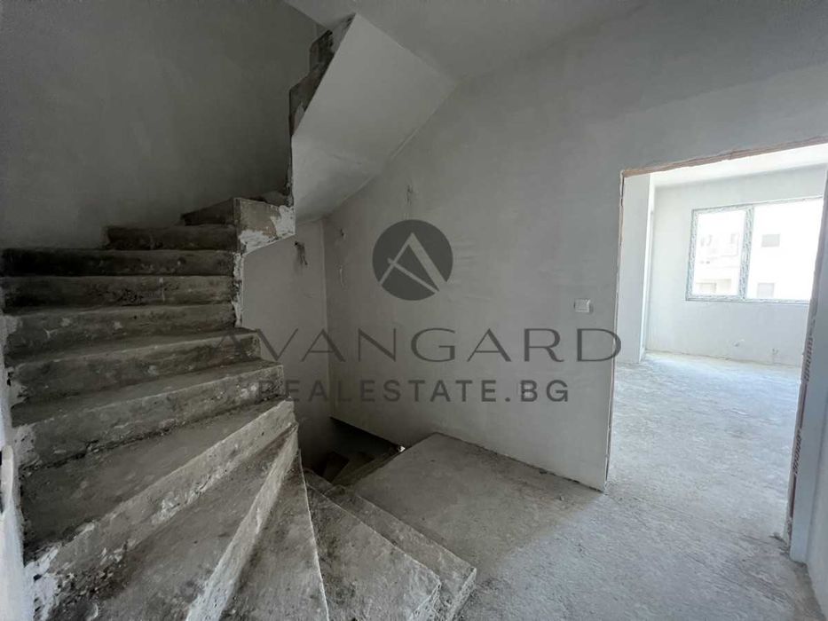 оф.22530 Триетажна Къща с АКТ 16 Остромила