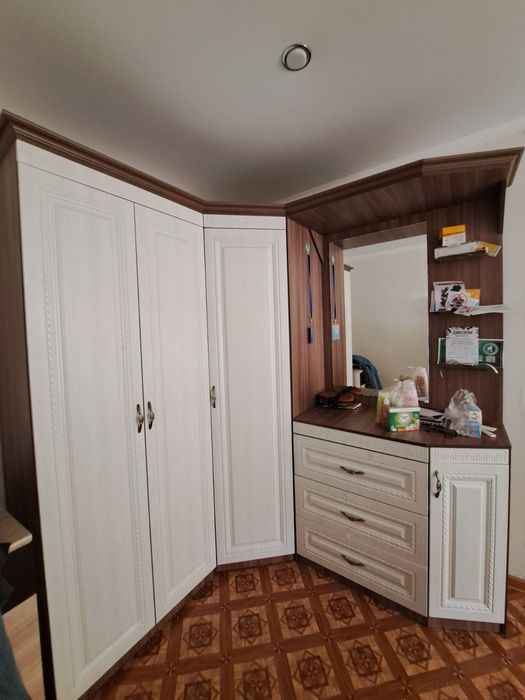 Продам угловой шкаф