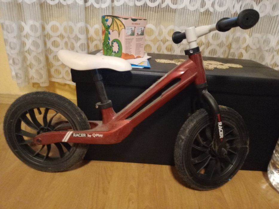 Продавам баланс колело racer by Qplayза 30 евро.Ново струва 75 евро, не е използвано. Тегло 3.7 кг, регулируема седалка и кормило. Колелотежи 3.7 кг.