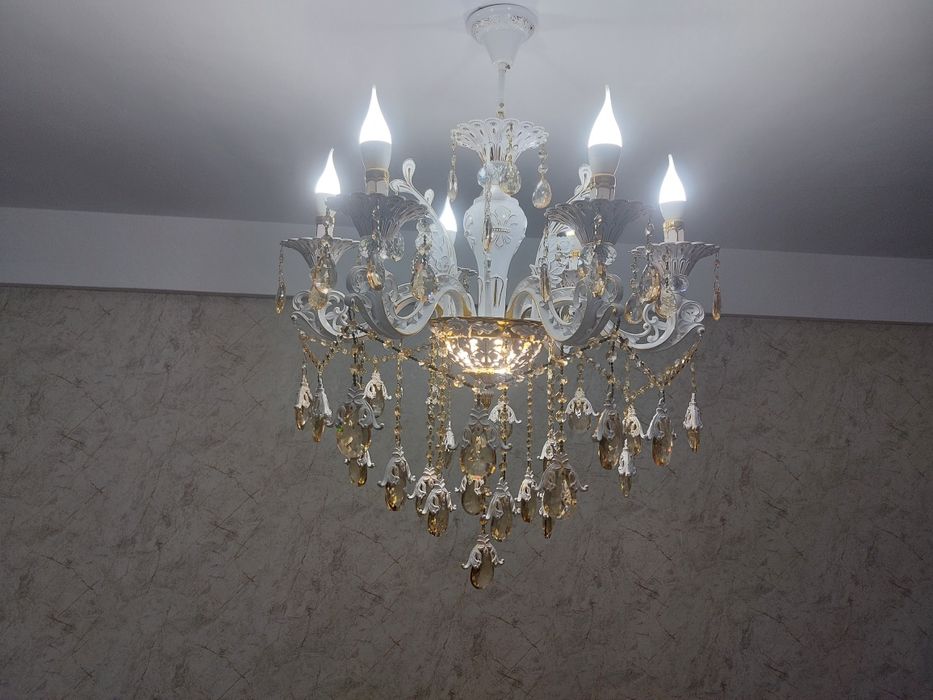 Люстра.Все лампочки горят.