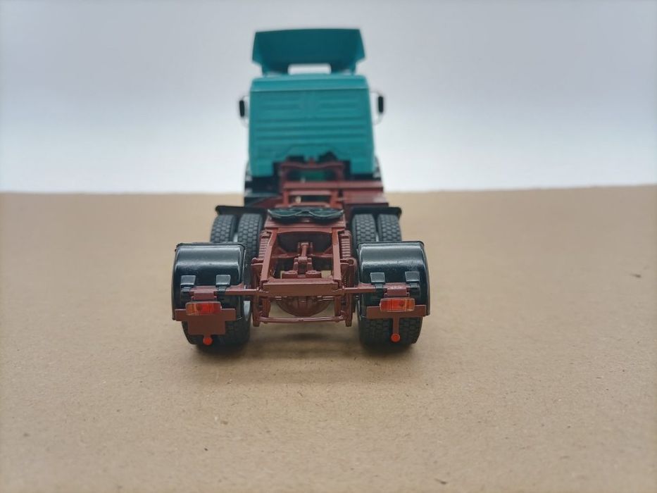 Mercedes Benz ng2232  тягач модель в масштабе 1:43