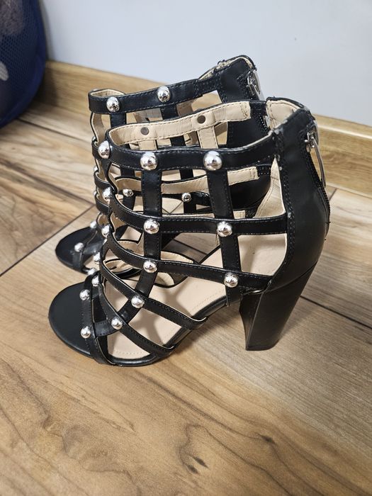 Сандали Guess с капси