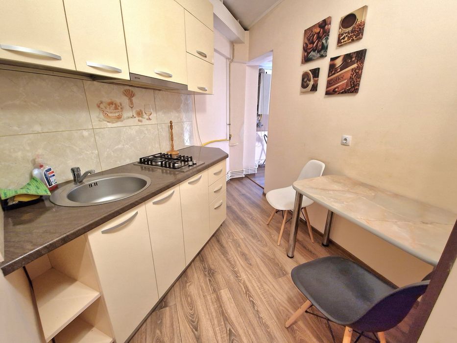 Închiriez 1 cameră etajul 1 zona doja