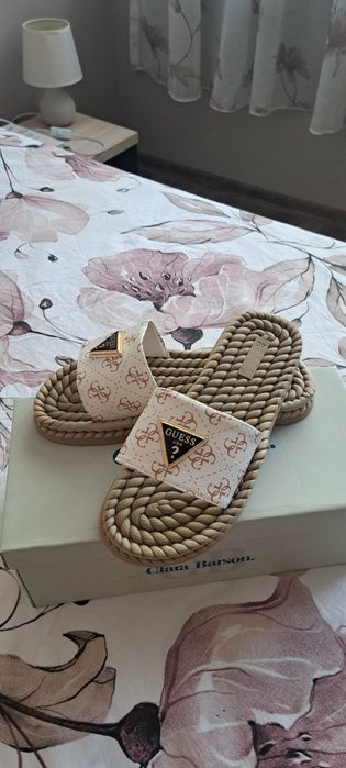 Нови чехли Guess в многоцветен десен. Стилни и удобни за лятото.