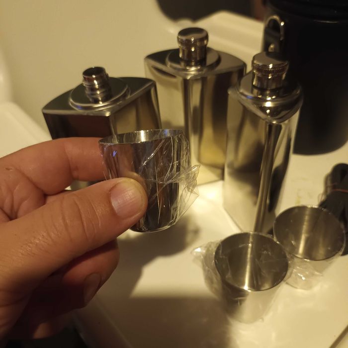 Set 3 sticle INOX, 3 pahare inox si geanta de transport.