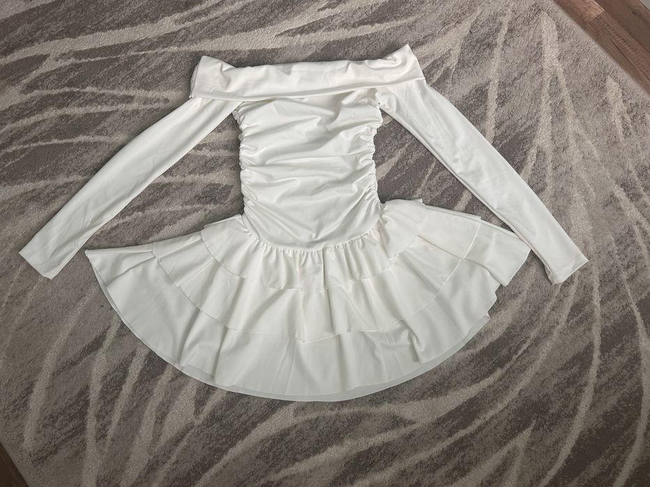 Бяла рокля с паднали рамене